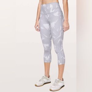 Lululemon Wunder Under 21” - Size 4 (Flower Pop White Silver Lilac)